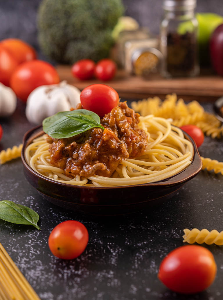 restaurante_0000_spaghetti-saute-gray-plate-with-tomatoes-basil