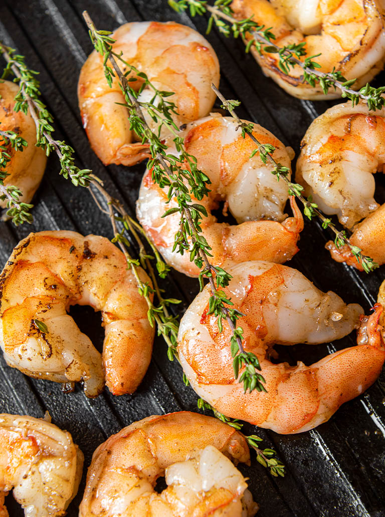 restaurante_0001_fried-shrimps-with-herbs-close-up-view
